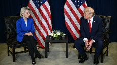 Politico: Ο Τραμπ απειλεί με αντίποινα την Ευρώπη αν δεν αγοράζει και αμερικανικά όπλα