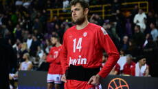 Αγωνία στον Ολυμπιακό: Αποχώρησε στο 29' ο Βεζένκοβ με πρόβλημα στη μέση