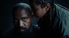 «Τη βάζει στο προσκήνιο για να δείχνει ξανά ανθρώπινος»: Αντιδράσεις για την εμφάνιση του Κάνιε Γουέστ με τη 12χρονη κόρη του