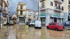 Στο έλεος της κακοκαιρίας η Μύρινα στη Λήμνο, σοβαρές ζημιές σε σπίτια και καταστήματα