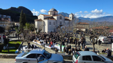 Πλήθος κόσμου στο μνημόσυνο για τα τρία χρόνια από τον θάνατο της Χρύσας, της Αναστασίας και της Θώμης Πλακιά στα Τέμπη