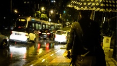 Διακοπή κυκλοφορίας στο Παλαιό Φάληρο λόγω καθίζησης από την έντονη βροχόπτωση 