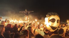 Εντυπωσιακά πλάνα από τις λαμπαδηφορίες στη Νάξο, η πορεία από το κάστρο έως την παραλία, δείτε βίντεο και φωτογραφίες