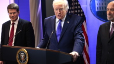 Όταν οι αριθμοί δεν βγαίνουν, τόσο το χειρότερο για τους αριθμούς: Οι δασμοί του Τραμπ ανεβάζουν το εμπορικό έλλειμμα των ΗΠΑ, αλλά αυτός επιμένει