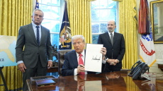 Σε ισχύ οι παγκόσμιοι δασμοί 10% που ανακοίνωσε ο Τραμπ, για ποιους εξετάζει αύξηση στο 15%