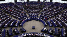 Το Ευρωκοινοβούλιο έβαλε στον «πάγο» μέχρι νεωτέρας την εμπορική συμφωνία με τις ΗΠΑ