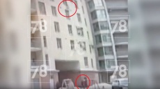 Άνδρας έσωσε παιδί που έπεφτε από τον 7ο όροφο πολυκατοικίας στην Αγία Πετρούπολη, δείτε βίντεο 