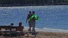 Με λαγάνα και ταραμά στη θάλασσα: Τα Κούλουμα των χειμερινών κολυμβητών του Αλίμου, δείτε βίντεο