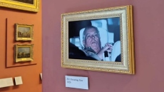 Νέα ντροπή για τον έκπτωτο πρίγκιπα Άντριου: Ακτιβιστές κρέμασαν στο Λούβρο την φωτογραφία από τη σύλληψή του, δείτε βίντεο