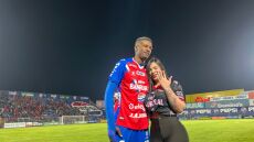 Ζήτησε από τη σύντροφό του να τον παντρευτεί στο γήπεδο και ο αρραβώνας έληξε… τρεις ημέρες μετά