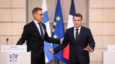 O Μακρόν κάλεσε την EΕ να εγκρίνει το 20ό πακέτο κυρώσεων κατά της Μόσχας: «Θα συνεχίσουμε να αυξάνουμε την πίεση»