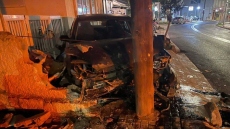 Κρήτη: Αυτοκίνητο στο Ρέθυμνο πέρασε στο αντίθετο ρεύμα, παρέσυρε μηχανές και καρφώθηκε σε κολώνα