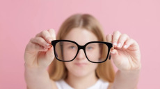 Μυωπία: Δεν φταίνε μόνο οι οθόνες – Ένοχος και ο κακός φωτισμός