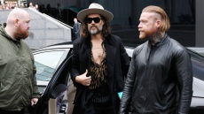 Ο Ράσελ Μπραντ δήλωσε αθώος για νέες κατηγορίες βιασμού και σεξουαλικής επίθεσης