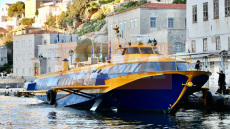 Ταξίδι στον χρόνο με ένα «ιπτάμενο δελφίνι» από τα παλιά στα γυρίσματα της ταινίας με τον Μπραντ Πιτ στην Ύδρα: Βίντεο και φωτογραφίες