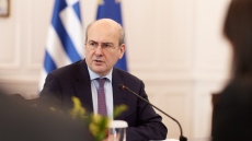 Ο οδικός χάρτης του 2026 με μειώσεις φόρων, αύξηση κατώτατου μισθού και μεγάλα έργα - «Βάζουμε τον πήχη ψηλά», λέει ο Χατζηδάκης