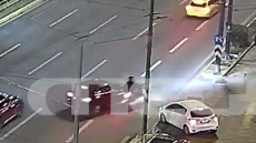 Τροχαίο-σοκ στη Συγγρού, μοτοσικλετιστής χτύπησε σε κολώνα μετά από σύγκρουση με αυτοκίνητο