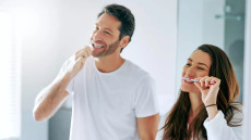 Μακροζωία: Βουρτσίζουμε τα δόντια 3 φορές την ημέρα και μειώνουμε τον κίνδυνο 50 παθήσεων