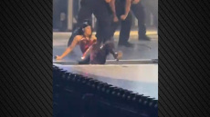 Απρόοπτο ξανά για την Cardi B: Άνοιξε καταπακτή και έπεσε στη σκηνή, δείτε βίντεο