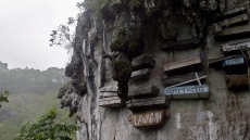 Πώς με τη βοήθεια του DNA λύθηκε το 2.000 ετών μυστήριο με τα κρεμαστά φέρετρα στην Ασία