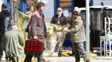 Ο Μπραντ Πιτ εν δράσει στο λιμάνι της Ύδρας: Η vintage βαλίτσα, το γύρισμα με το ιπτάμενο δελφίνι και το παρασκήνιο, δείτε εικόνες και βίντεο