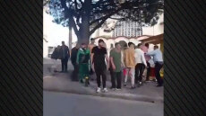 Νέο βίντεο από Γαστούνη: Οι Ρομά συνεχίζουν να βανδαλίζουν το περίπτερο ακόμη και μετά την άφιξη της Αστυνομίας
