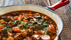 Ντεγκλασάρισμα: Τι είναι, πώς γίνεται σωστά και γιατί απογειώνει κάθε σάλτσα