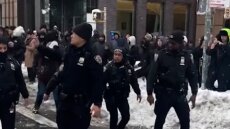 Νέα Υόρκη: Πέταξαν χιονόμπαλες σε αστυνομικούς, αναφορές για τουλάχιστον δύο τραυματίες - Ήταν... χιονοπόλεμος, είπε ο Μαμντάνι