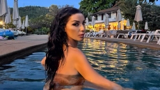 Η Πόπη Μαλλιωτάκη ποζάρει τόπλες σε πισίνα: Κάποιοι δημιουργούν τις τάσεις, άλλοι τις ακολουθούν, γράφει