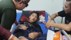 Παιδί στην Ινδονησία αποκαλύπτει, λίγο πριν πεθάνει, ότι η μητριά του το ανάγκασε να πιει βραστό νερό, βίντεο