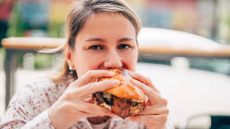Τρώτε πολλά λουκάνικα, μπέικον και σαλάμια; Τότε κινδυνεύετε από διαβήτη, λέει η επιστήμη