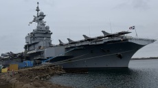 Ρωσικό drone «κλείδωσε» το γαλλικό αεροπλανοφόρο Charles de Gaulle σε λιμάνι της Σουηδίας