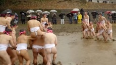 Έθιμο 200 χρόνων στην Ιαπωνία: Άντρες φορούν μόνο τα εσώρουχά τους και παλεύουν μέσα στο κρύο και τη λάσπη... για καλή σοδειά