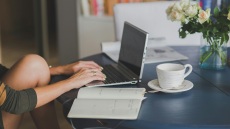 3+1 laptops που σου λύνουν τα χέρια σε δουλειά, ταξίδια και εξοχικό αυτή την άνοιξη