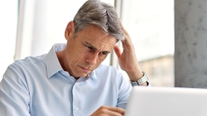 Τα «παντοτινά χημικά» επιταχύνουν τη γήρανση σε μεσήλικες άνδρες, δείτε πού βρίσκονται αυτές οι ουσίες