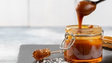 Η σπιτική σάλτσα καραμέλα που απογειώνει τα γλυκά γίνεται πιο εύκολα απ’ όσο νομίζουμε