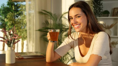 Τσάι, μαύρη σοκολάτα και μούρα «ξυπνούν» τον εγκέφαλο – Τι δείχνει νέα μελέτη