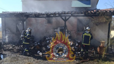 Υπό έλεγχο η φωτιά που ξέσπασε σε σπίτι στο Λουτράκι, δείτε βίντεο
