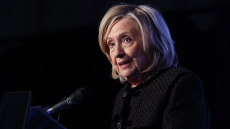Η Χίλαρι Κλίντον καταθέτει ότι «δεν είχε ιδέα» για τα εγκλήματα του Επστάιν και ζητά να εξεταστεί ο Τραμπ