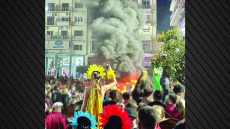 Φωτιές, ξεριζωμένα δέντρα και χοροί πάνω σε ΙΧ στο καρναβάλι Πάτρας, στη Δικαιοσύνη προσφεύγουν οι διοργανωτές για τους βανδάλους, βίντεο και φωτογραφίες