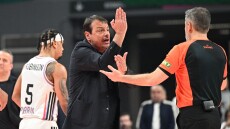 Έξαλλος ο Αταμάν στην τελευταία επίθεση του Παναθηναϊκού, ζήτησε φάουλ πάνω στο τρίποντο του Χέιζ-Ντέιβις και αποβλήθηκε