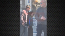 Ο Μπραντ Πιτ και η «κόρη» του αγοράζουν εισιτήρια από τα εικονικά εκδοτήρια της Ύδρας, δείτε νέα βίντεο από τα γυρίσματα