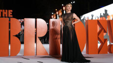 Τζέσι Μπάκλεϊ: Με διάφανο φόρεμα και κορσέ στο κόκκινο χαλί, δείτε φωτογραφία