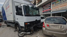 Φορτηγό πήρε σβάρνα σταθμευμένα ΙΧ και μηχανές στη Θηβών: Ατελείωτο πάρκινγκ ο Κηφισός, στο κόκκινο το κέντρο της Αθήνας