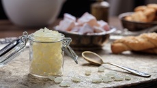 Βοηθά η μαστίχα στη χώνεψη; Όσα αξίζει να ξέρουμε για τα ελληνικά χωνευτικά αφεψήματα