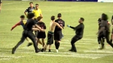 Λιονέλ Μέσι: Φίλαθλοι μπούκαραν στο γήπεδο και έριξαν κάτω τον Αργεντίνο σταρ, δείτε βίντεο