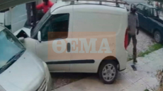 Η στιγμή που το φορτηγό στη Θηβών πέφτει πάνω σε δύο σταθμευμένα οχήματα μετά την τρελή του πορεία, δείτε βίντεο