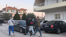 Συνελήφθη ανήλικος για το θανάσιμο μαχαίρωμα του 17χρονου στο Λουτράκι: «Ήρθα να παραδοθώ, είμαι αυτός που ψάχνετε» είπε στους αστυνομικούς