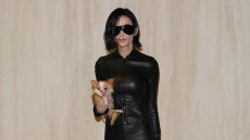 Ντέμι Μουρ: Αγνώριστη με κοντά μαλλιά και δερμάτινο σύνολο στην Εβδομάδα Μόδας του Μιλάνου