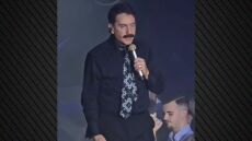 Ο Γιώργος Μαζωνάκης εμφανίστηκε με μουστάκι στη σκηνή, δείτε βίντεο